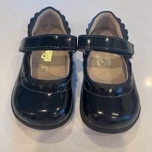 See Kai Run black patent leather shoes size 6